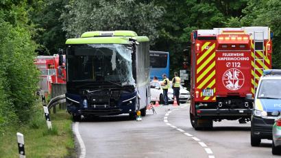 Bild: Sven Hoppe/dpa
Mehr als 100 Rettungskräfte waren nach dem Unfall im Landkreis Dachau im Einsatz.