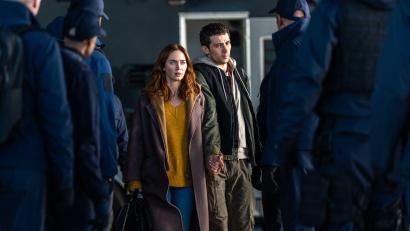 Bild: Niko Tavernise/Universal Pictures/dpa
Wettermoderatorin Margaret Fairchild (Emily Blunt) und Cybersicherheitsexperte Daniel Kellner (Josh O'Connor) werden gejagt.
