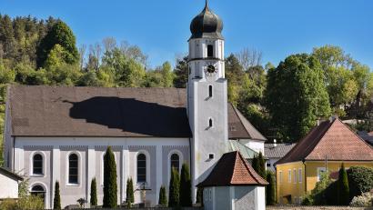Archivbild: Stephan Huber
Ein Unbekannter bricht in das Pfarrhaus in Adertshausen ein und hinterlässt Sachschaden. Die Polizei sichert Spuren und ermittelt.