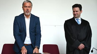 Bild: Wolf von Dewitz/dpa
Kläger Matthias Timm neben seinem Anwalt Dennis Geissler zu Beginn der Bonner Verhandlung.