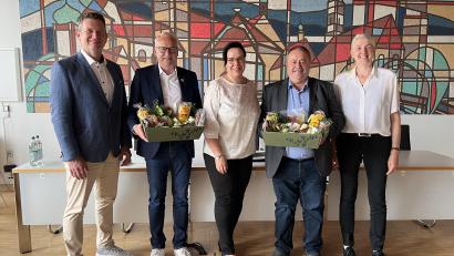 Bild: mma
Mit Hahnbachs neuem Bürgermeister Dominik Sachsenhauser, Altbürgermeister Bernhard Lindner, Geschäftsführerin Sabine Wilde, Altbürgermeister Peter Dotzler und Gebenbachs neuer Bürgermeisterin Susanne Lindner ist Kontinuität in der Verwaltungsgemeinschaft gegeben.