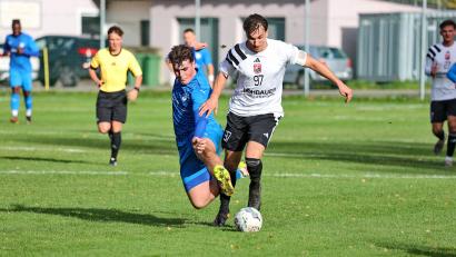 Bild: Dieter Jäschke
Hier noch im Duell mit dem SC Luhe-Wildenau: Lukas Dirnberger (links) wechselt vom Ligakonkurrenten SV Schwandorf-Ettmannsdorf zum Sportclub.