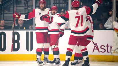 Bild: John Locher/AP/dpa
Die Hurricanes jubelten fünf Mal in Las Vegas - das reichte zum Ausgleich in den Stanley Cup Finals.
