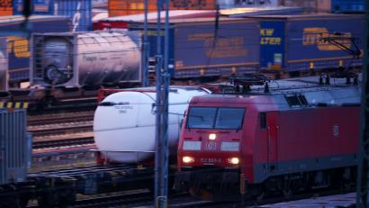 Symbolbild: Jan Woitas/dpa
Eine E-Lok fährt zwischen Güterzugwaggons durch den Umschlagbahnhof Leipzig-Wahren. Die Elektrifizierung in der Oberpfalz liegt derzeit allerdings auf Eis.