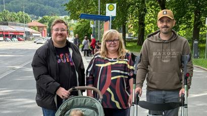 Bild: Petra Hartl
Nico Kelsch mit seinem Sohn Noel, Christa Fröhlich und Alexander Meier (von links) haben schlechte Erfahrungen mit Busfahrern im öffentlichen Nahverkehr gemacht. Sie berichten von überfüllten Bussen, mangelnder Barrierefreiheit und einem immer rauer werdenden Umgangston.