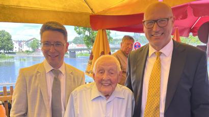 Bild: Michael Hitzek
Stellvertretender Landrat Peter Wein (links) und Bürgermeister Martin Antretter gratulierten Hans-Jürgen Mielke zum 100. Geburtstag.