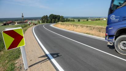 Bild: Wolfgang Steinbacher
Die Staatsstraße 2040, die Amberg und Nabburg verbindet, wird erneuert: Der Bereich bei Paulsdorf (Foto) ist schon fertig