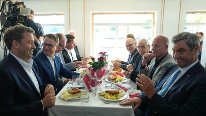 Bild: Markus Schreiber/AP-Pool/dpa
Bei der SPD-Spargelfahrt probten die Koalitionäre schon mal für das Spitzentreffen im Kanzleramt.