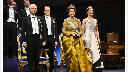 Bild: Henrik Montgomery/TT News Agency/AP/dpa
Kronprinzessin Victoria (rechts) besucht gemeinsam mit ihren Eltern König Carl XVI. Gustaf (links) und Königin Silvia (2.v.r.) die Nobelpreisverleihung 2025. (Archivbild)