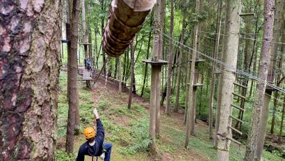 Bild: upl
Per Seilbahn geht es durch die Luft. Insgesamt verfügt der Kletterpark am Monte Kaolino über sechs Parcours.