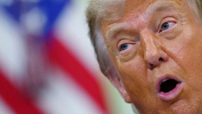 Bild: Julia Demaree Nikhinson/AP/dpa
Auf Befehl von Trump hat das US-Militär nach eigenen Angaben erneut Angriffe gegen den Iran gestartet.