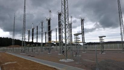 Bild: Eva Kreuzer
In der Kabelabschnittsstation bei Weihern wird das ansonsten unterirdisch verlaufende Stromkabel über die Masten nach oben geführt.