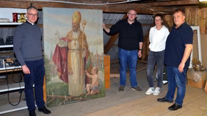 Bild: Siegfried Zeug
Im Pfarrstadel wurde das lange verschollene Gemälde des heiligen Emmeram wiederentdeckt. Pfarrer Adam Karolczak, Kirchenverwaltungsmitglied Christian Hölzel, Martina Hoch und Pfarrgemeinderatssprecher Josef Kleber (von links) freuen sich über den Fund.