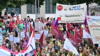 Bild: Julian Stratenschulte/dpa
In Hannover protestierten mehrere Tausend Menschen gegen die Gesundheitsreform.