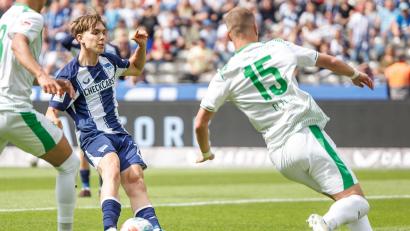 Bild: Andreas Gora/dpa
Kennet Eichhorn (Mitte) stieg mit dem Tor gegen Fürth zum jüngsten Torschützen der 2. Liga auf. (Archivbild)