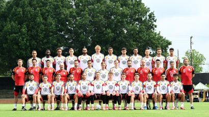 Bild: Federico Gambarini/dpa
Deutsches Teamfoto mit 27 Spielern und Jonas Urbig in der vorderen Reihe (5vr).