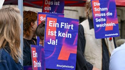 Bild: Jens Kalaene/dpa
Sexuelle Handlungen sollten nach Vorstellungen von Bundesjustizministerin Hubig nur bei ausdrücklicher Zustimmung als einvernehmlich gelten - nach dem Prinzip „Nur Ja heißt Ja“.