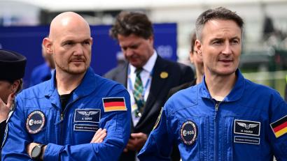 Bild: Sebastian Gollnow/dpa
Alexander Gerst (l) und Matthias Maurer freuen sich für ihren Kollegen Luca Parmitano.