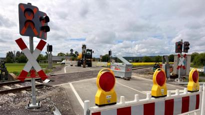 Symbolbild: Gabi Schönberger
Bei einem Bahnbetriebsunfall auf der Strecke Neukirchen–Weiden kollidierten zwei Baustellenzüge. Fünf Personen wurden leicht verletzt.