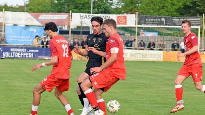 Bild: gb
Der TSV Waldershof (rote Trikots) und der FC Tirschenreuth gehen künftig gemeinsam in der Kreisliga 2 des Fußballkreises Hof/Wunsiedel/Tirschenreuth an den Start.