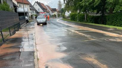 Bild: Roland Siegler  
Die Schönbrunner Straße in Hirschau nach dem Wasserrohrbruch am Donnerstagmorgen.
