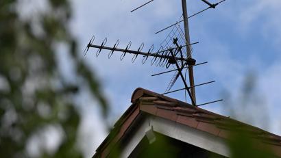 Bild: Wolf von Dewitz/dpa
Eine Fernsehantenne auf dem Dach eines Wohnhauses: Diese Übertragungsform kommt aus der Mode.