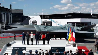 Bild: Benoit Tessier/POOL Reuters/dpa
So sollte der neue Kampfjet eigentlich aussehen - doch nach dem FCAS-Aus schließen sich Unternehmen zu neuen Kooperationen zusammen. (Archivbild)