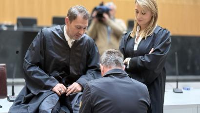 Bild: Gabi Schönberger
Der Hauptangeklagte im Müll-Prozess vor dem Auftakt des ersten Verhandlungstags.. Seine Verteidiger Rouven Colbatz und Stefanie Amann schirmen den 53-Jährigen gegen die Kameras ab.