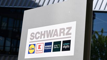 Bild: Bernd Weißbrod/dpa
Die Schwarz-Gruppe ist erneut gewachsen. (Archivbild)