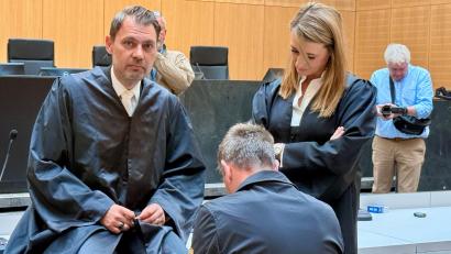 Bild: Gabi Schönberger
Die Verteidiger Stefanie Amann und Rouven Colbatz schirmen den Angeklagten am Morgen vor dem Kameras ab.