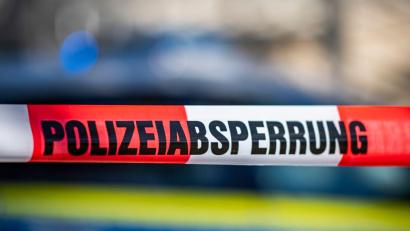 Bild: David Inderlied/dpa
Einsatzkräfte sperren Straßen nach dem Fund einer amerikanischen Weltkriegsbombe in Neuburg an der Donau ab. (Symbolbild)