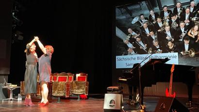 Bild: Susanne Schwab
Nicht immer hielt es die beiden Kulturamtsmitarbeiterinnen Ingeborg Waldherr (links) und Barbara Hauck auf den Stühlen des Stadttheaters, als sie die Veranstaltungen der neuen Spielzeit – wie hier das Konzert der Sächsischen Bläserphilharmonie – ankündigten.