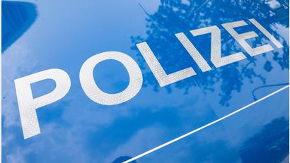Bild: Boris Roessler/dpa
Nach zwei Raubdelikten an einem Vormittag sucht die Kriminalpolizei in Niederbayern nun mit Fotos nach dem Verdächtigen. (Symbolbild)