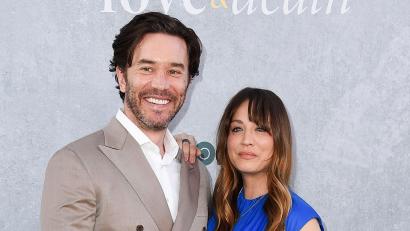 Bild: Richard Shotwell/Invision via AP/dpa
Tom Pelphrey und Kaley Cuoco haben bereits eine Tochter. (Archivbild)