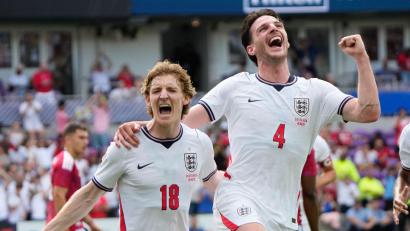 Bild: John Raoux/AP/dpa
Anthony Gordon (links) und Declan Rice treffen beide beim Sieg Englands im letzten Test vor der WM.