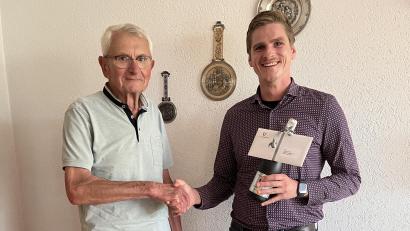 Bild: Gemeinde Ursensollen
Bürgermeister Martin Fleischmann (rechts) gratulierte Jubilar Ludwig Scharl zum 80. Geburtstag.