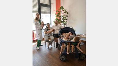 Bild: -/Klinikum Fürth/dpa
Jasmin und Andreas Rittner aus Fürth haben zum dritten Mal in recht kurzem Abstand Zwillinge bekommen. Auch die älteren Geschwister sind noch ziemlich klein. (Handout)
