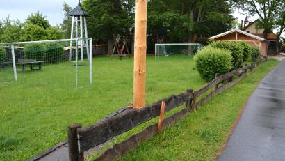 Bild: Josef Rosner
Einen neuen Zaun erhält der Kinderspielplatz in Themenreuth. Die Arbeiten will die Dorfgemeinschaft in Eigenregie durchführen, die Materialkosten übernimmt die Gemeinde Leonberg.