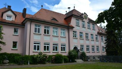 Bild: Josef Rosner
Moderat angehoben werden die Gebühren für die drei Mitterteicher Kinderhäuser. Betroffen davon ist auch das Kinderhaus "Der kleinen Hankerler" (Bild) in Trägerschaft der Stadt. Dort musste aufgrund fehlender Kinder eine Kinderhausgruppe geschlossen werden. Grund der Erhöhung sind steigende Energie- und Personalkosten.