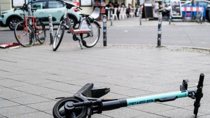 Bild: Jens Kalaene/dpa-Zentralbild/dpa
Eine Mehrheit will strengere Regeln für E-Scooter. (Symbolbild)