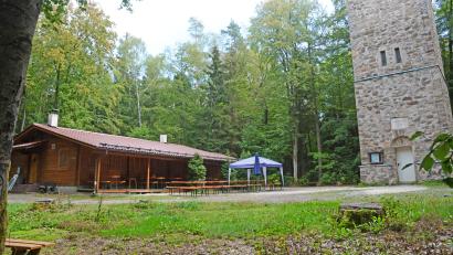 Bild: Gabi Schönberger
In Haus und Biergarten kehrt wieder Leben ein. Die Weidener Gastronomin Lina Dillmann ist neue Pächterin der Strobelhütte neben dem Vierlingsturm und möchte bald hier Gäste bewirten.