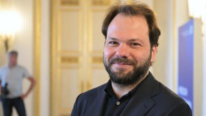 Bild: Malin Wunderlich/dpa
Petr Popelka  startet im Herbst 2029 als Generalmusikdirektor der Bayerischen Staatsoper in München.  (Archivbild)