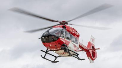 Bild: Daniel Karmann/dpa
Nach einem folgenschweren Unfall mit herabstürzenden Quaderballen musste der Mann auf dem Luftweg in eine Klinik transportiert werden. (Symbolbild)