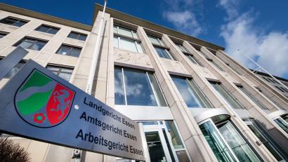 Bild: Bernd Thissen/dpa
Vor dem Landgericht Essen finden die ersten Zivilprozesse um den Einbruch in die Sparkasse Gelsenkirchen über Weihnachten 2025 statt. (Archivbild)