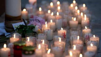 Bild: Sven Hoppe/dpa
In der Kirche St. Nikolaus in Haimhausen wurden zahlreiche Kerzen angezündet.