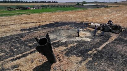 Bild: Ghaith Alsayed/AP/dpa
Auch in Syrien sind nach Kämpfen zwischen Iran und Israel zu Beginn der Woche Trümmer niedergegangen. (Symbolbild)