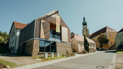 Bild: Lukas Frey für kreativmaleins
Im Haus der Biodiversität in Tännesberg hat sich im ersten Jahr seit der Eröffnung im Juni 2025 einiges getan. Die verschiedensten Besuchergruppen interessieren sich für die interaktive Ausstellung zum Thema Biodiversität. Der Seminarraum wird von Fachgruppen und auch für Trauungen gerne gebucht.