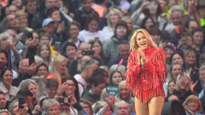 Bild: Robert Michael/dpa
Helene Fischer performte beim Tourauftakt in Dresden ihre größten Hits aus knapp 20 Jahren Bühnenkarriere, darunter „Atemlos durch die Nacht“, „Herzbeben“ und „Null auf 100“.