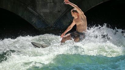 Bild: Peter Kneffel/dpa
Surfen an der Eisbachwelle ist wieder einmal nicht möglich - Grund sind Arbeiten wegen Manipulationen an einem Wehr. (Archivbild)