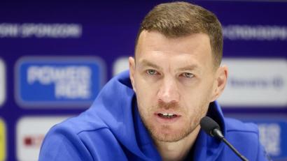 Bild: Armin Durgut/AP/dpa
Edin Dzeko ist der drittälteste Feldspieler bei der WM. (Archivbild)
